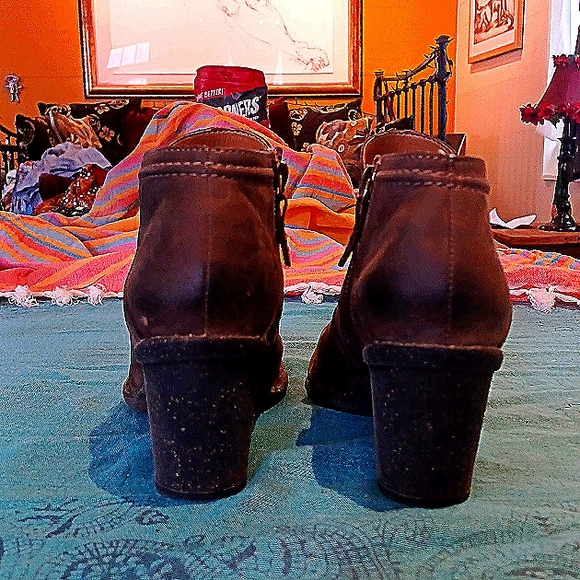 Brown leather booties size 7  Unstructured by Clarks~ SO cute - Picture 4 of 8
